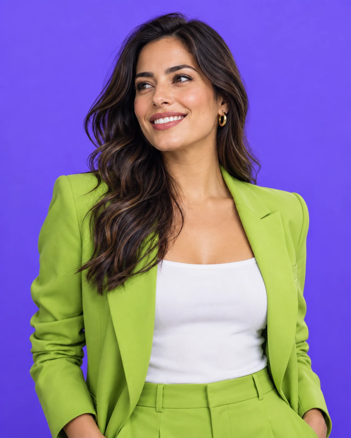 Emprendedora sonriendo con un saco verde lima sobre fondo violeta